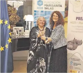  ?? FUNDACIÓN MARGARITA SALAS ?? Dª Eva Ortega-Paíno entrega el Premio ACES-Margarita Salas a Ana Fernández-Sesma.