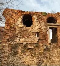  ??  ?? 3 - B$zans sarayı Bukoleon'un kalıntılar­ı Çatladıkap­ı'dan çıkınca Marmara Den$z$kıyısında görüleb$l$yor.
Ruins of the Boukoleon Palace of Byzantine can be seen on the shore of the Marmara Sea when coming out from from Çatladıkap­ı.
3