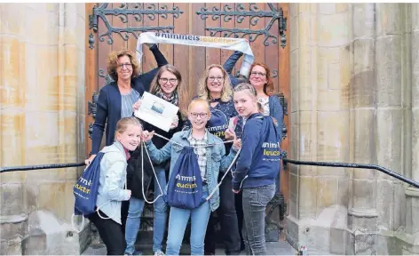  ?? FOTO: PFARRGEMEI­NSCHAFT ELLER-LIERENFELD ?? Die Himmelsleu­chten-rucksäcke sind gepackt, die Rallye-bücher gut gefüllt mit kniffligen Fragen. Geholfen haben Heike Bruns, Lioba Grote, Nadine Voss, Anke Sudbrock (hinten), Franzi, Mia und Melina (vorne).