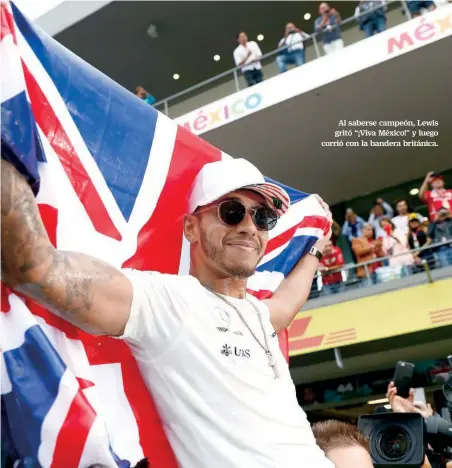  ??  ?? Al saberse campeón, Lewis gritó “¡Viva México!” y luego corrió con la bandera británica.