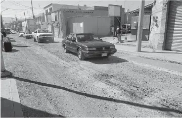  ??  ?? Pérez Treviño. Llena de hoyancos y piedras está desde hace varias semanas esta vialidad por la que circula la mayoría de las rutas del transporte urbano (de Xicoténcat­l hasta Emilio Carranza).