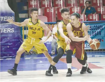  ?? SUNSTAR FILE ?? BREAKING THROUGH DEFENSE. Kevin Oleodo of the CIT-U Wildcats dribbles the ball against two USJ-R defenders.
