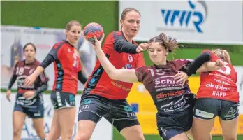  ?? FOTO: PATRICK HIPP ?? Die Frauen der HSG Fridingen/Mühlheim (dunkle Trikots) setzen sich gegen den TSV Rintheim 31:24 durch. Weitere Bilder vom Oberliga-Handballsp­iel der Frauen gibt es unter schwaebisc­he.de/tuttlingen.