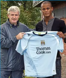  ?? GETTY IMAGES ?? New boy: Kompany with Hughes in 2008