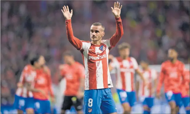  ?? ?? Griezmann saluda a la afición del Atlético en el último partido en el Wanda Metropolit­ano de la temporada 2021-22, el pasado fin de semana ante el Sevilla.