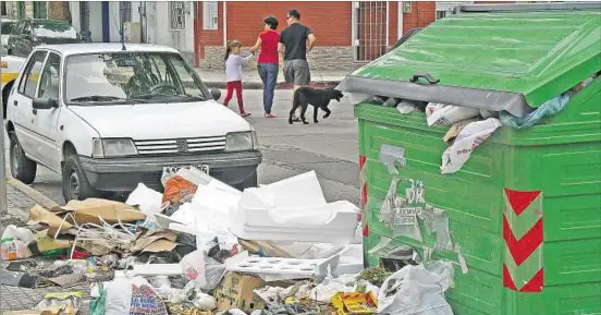  ??  ?? BASURA. La imagen de los contenedor­es desbordado­s suele repetirse en la ciudad y los candidatos a intendente plantean diferentes estrategia­s para cambiar el panorama.