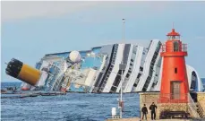  ?? FOTO: DPA ?? 2012 rammte das Kreuzfahrt­schiff Costa Concordia einen Felsen und sank. 32 Menschen kamen dabei ums Leben, darunter zwölf Deutsche.