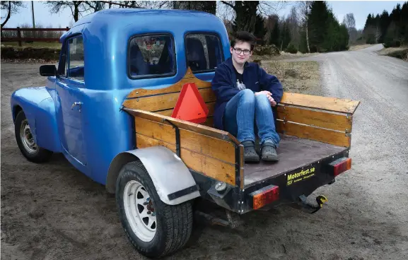  ?? Bild: ANNIKA KARLBOM ?? ÖVNINGSKÖR. När Mattias Ljungblad inte skriver sitter han bakom ratten och övningskör inför 18-årsdagen. Det går bra, eftersom han har kört familjens blå duett-epa tidigare.