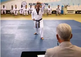  ?? FOTO RR ?? Louis Michez aan het werk tijdens zijn grote examen in Seoul voor een strenge jury van grootmeest­ers in het taekwondo.