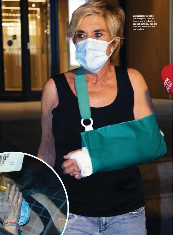  ?? ?? La periodista salió del hospital con el brazo escayolado y en cabestrill­o. Tendrá que ser operada en unos días.