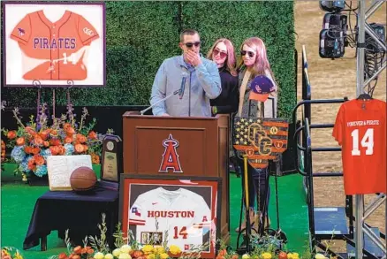  ?? Kent Nishimura Los Angeles Times ?? J.J. ALTOBELLI, joined by Lexi Altobelli and Carly Konigsfeld, speaks at a celebratio­n of life ceremony in Anaheim last Feb. 10.