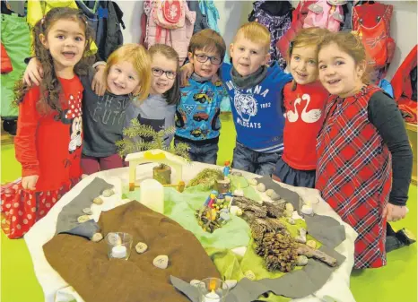  ?? FOTOS: KROHA ?? Suela (von links), Mona, Malea, Jona, Bastian, Frida und Acelya von der Kindertage­sstätte Bleichberg freuen sich auf Heiligaben­d.