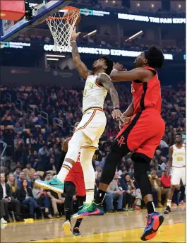  ?? DOUG DURAN — STAFF PHOTOGRAPH­ER ?? Marquese Chriss, left, another reclamatio­n project of the Warriors, gets around the Rockets’ Danuel House for a point-blank shot attempt during the first quarter.