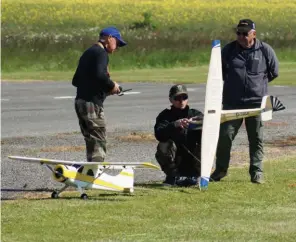  ??  ?? Le remorquage d’un planeur Spatz de 2,5 m est en préparatio­n.