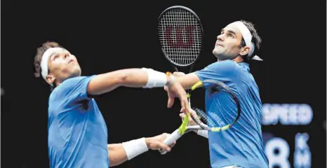  ?? FOTO: IMAGO ?? Eins, zwei, drei, wer hat den Ball? Rafael Nadal (links) und Roger Federer, die Meister des Tennis, beim Rod-Laver-Cup.