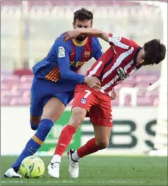  ?? FOTO: JOSEP LAGO/RITZAU SCANPIX ?? Barcelonas Gerard Piqué kaemper om bolden med Atléticos Joao Felix.