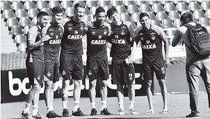  ?? FOTOS LUIS RODRÍGUEZ ?? Jugadores del Atlético Paranaense se llevaron un recuerdo del estadio Metropolit­ano.