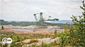  ??  ?? Der Braunkohle-Tagebau Turów im Dreiländer­eck Tschechien-Polen-Deutschlan­d soll erweitert und vertieft werden