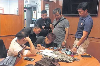  ??  ?? FESSING UP: Moo Yong, an 18-year-old murder suspect, being interrogat­ed by Chaiyaphum police.