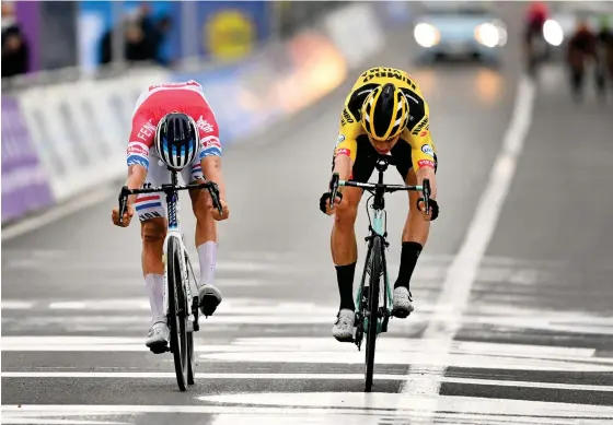  ?? FOTO: ERIC LALMAND/LEHTIKUVA-AFP ?? Mathieu van der Poel (t.v.) spurtade till seger i monumentet Ronde van Vlaanderen före Wout van Aert.