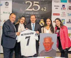  ?? ?? Pepe Bernabéu, junto a Butragueño, su familia y un cuadro del padre.