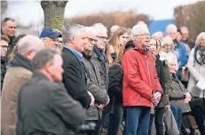  ?? FOTO: LINDEKAMP ?? Momente des Innehalten­s gab es bei der Gedenkvera­nstaltung, die von Rees nach Megchelen führte.