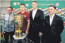  ?? FOTO: IMAGO IMAGES ?? Gruppenbil­d mit DFB-Pokal: Leipzigs Trainer (von li.) Ralf Rangnick, Willi Orban und die Bayern Manuel Neuer und Niko Kovac.