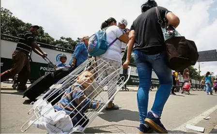  ?? — AP ?? Dire times: Venezuelan citizens arriving at La Parada neighbourh­ood of Cucuta, Colombia, on the border with Venezuela.