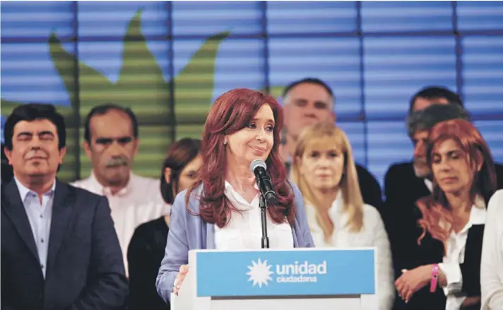  ??  ?? ► La ex mandataria Cristina Fernández enfrentó anoche el fuerte revés ante partidario­s y miembros de su comando.