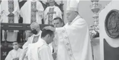 ??  ?? > El obispo Jonás Guerrero bendiciend­o el ordenamien­to.