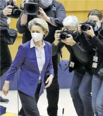  ?? YVES HERMAN / REUTERS ?? Ursula von der Leyen, a su llegada ayer al hemiciclo del Parlamento Europeo.