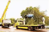  ?? FOTO: RIXKENS ?? Mit einem Kranwagen wurde der Peugeot geborgen. Die Bahnstreck­e blieb drei Stunden gesperrt.