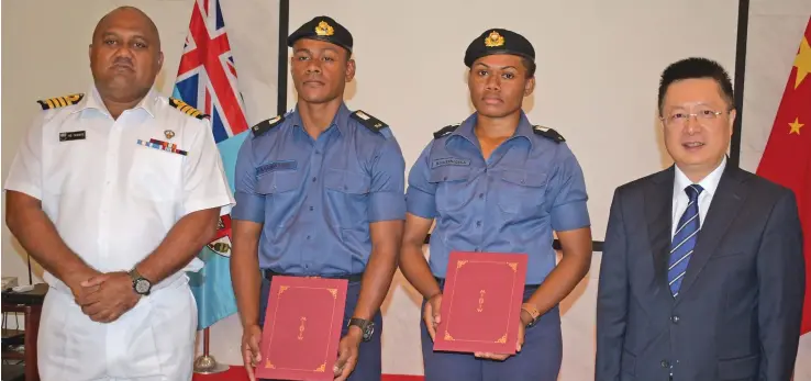  ?? Photo: Simione Haravanua ?? From left: Commander Navy Captain Humphrey Tawake, Midshipman Samuela Logavatu, Midshipwom­an Esita Batiniqila with the Chinese Ambassdor to Fiji Qian Bo at the Chinese Embassy in Suva on September 10, 2018.