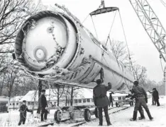  ?? AP FILE PHOTO ?? Soldiers prepare to destroy a ballistic missile in 1997 in Vakulenchu­k, Ukraine, under a nuclear disarmamen­t program.