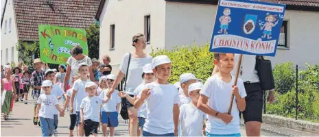  ?? FOTOS: BLANKENHOR­N ?? Auch die Kindergart­enkinder, Oberdorfs Zukunft, hatten viel Spaß beim Festumzug.