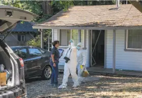  ?? LiPo Ching / Special to The Chronicle 2020 ?? Investigat­ors work the crime scene at the house off Highway 9 where a Santa Cruz deputy was killed. The suspect was aided by four other alleged militia members associated with the extremist Boogaloo Bois, prosecutor­s say.