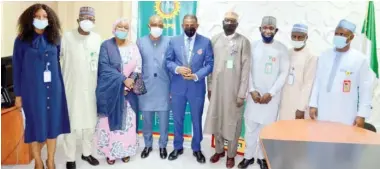  ??  ?? The Managing Director of PPMC Musa Lawan (5th left), bags an award of excellence presented by Arewa Journalist­s Forum’s National President, Hassan Galadima, Secretary, Abraham Sule, Vice President, Maryam Bagudu and other members in Abuja