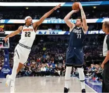  ?? EFE ?? Luka Doncic ejecuta un triple ante los Nuggets.