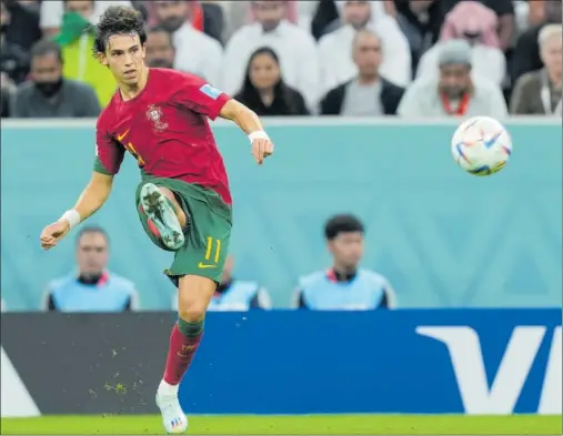  ?? ?? João Félix pone un centro al área durante el Portugal-Suiza de ayer.