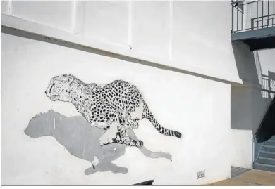  ??  ?? El guepardo, de Wild Welva, en una de las fachadas de un edificio del campus del Carmen.
