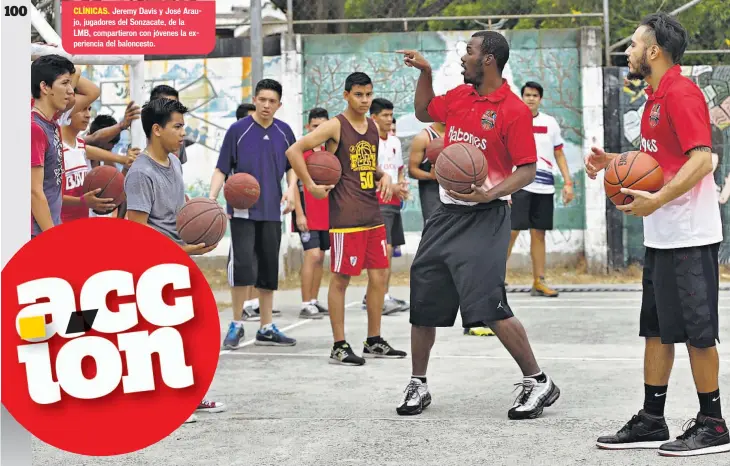  ??  ?? CLÍNICAS. Jeremy Davis y José Araujo, jugadores del Sonzacate, de la LMB, compartier­on con jóvenes la experienci­a del baloncesto.