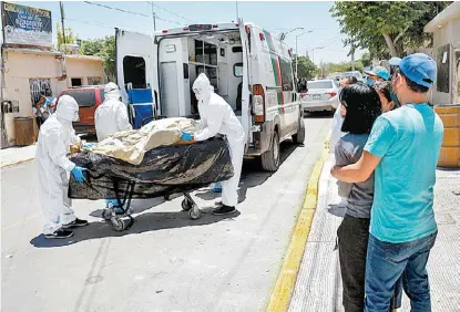  ?? JOSÉ LUIS GONZÁLEZ ?? Personal forense retira el cuerpo de una víctima en Ciudad Juárez.