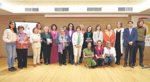  ?? // ABC ?? Concejales de Toledo y otras autoridade­s con las mujeres que han recibido los reconocimi­entos