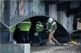  ?? NANCY LANE PHOTOS / HERALD STAFF ?? BLAZE: Officials inspect the scene of a fire underneath the Massachuse­tts Avenue bridge at Storrow Drive on Thursday. The plumes of smoke, below right, prompted police, below left, to temporaril­y shut down the bridge.