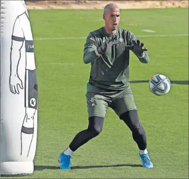  ??  ?? VUELVE A LA PORTERÍA. Tras cumplir sanción, Joel Robles regresará a los tres palos del Betis.