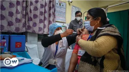  ??  ?? A health worker engages in a COVID-19 vaccine delivery system trial in New Delhi