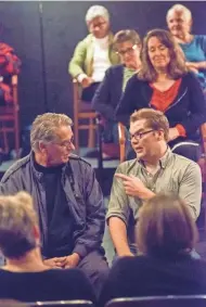  ?? HEIDI HODGES ?? In Third Avenue Playhouse’s “Every Brilliant Thing,” Dan Klarer (right) interacts continuall­y with members of the audience.