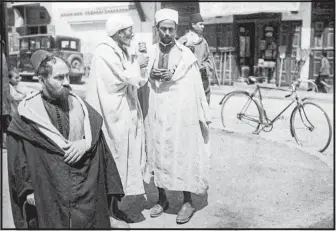  ?? [ Foto: Bildarchiv Pisarek/AKG/Picturedes­k] ?? Jüdischer Passant (links). Straßensze­ne in Fez, Marokko, 1930.