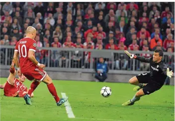  ?? FOTO: HOPPE/DPA ?? Was die Bayern-Offensive um Robert Lewandowsk­i (links) und Arjen Robben auch anstellte – der Ball wollte nicht ins Tor von Sevillas Torwart David Solis. Der H albfinalei­nzug der Bayern geriet allerdings nie ernsthaft in Gefahr.