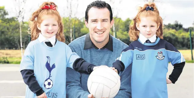  ?? Photo: Frank McGrath ?? Hopeful: Twins Lucy and Ava Fagan (5) with their new principal, former Dublin footballer Paddy Christie, at Kilcoskan National School at St Margaret’s Co Dublin.